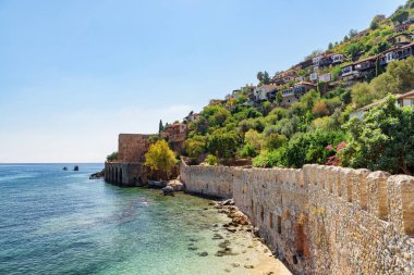 Tersane 'nin ve Alanya, Türkiye sahilinin muhteşem manzarası. Harika bir kıyı şeridi. Antik tersane Türkiye 'de popüler bir turizm merkezi..