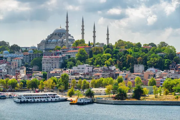 İstanbul silueti, Türkiye. Altın Boynuz 'un karşısındaki Süleyman Camii' nin muhteşem manzarası. İstanbul dünyanın popüler bir turizm beldesi.
