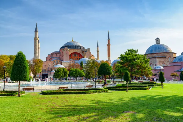 İstanbul 'daki Sultanahmet Meydanı ve Ayasofya Çeşmesi. Sultanahmet Meydanı İstanbul 'un popüler bir turizm merkezi..