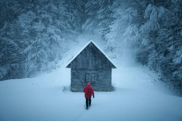 Minimalistická Zimní Krajina Dřevěným Domem Turisty Zasněžených Horách Zataženo Krajina — Stock fotografie
