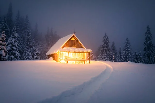 Fantastico Paesaggio Invernale Con Cabina Legno Incandescente Nella Foresta Innevata — Foto Stock