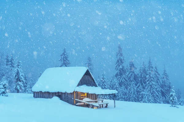 Fantastická Zimní Krajina Zářivou Dřevěnou Chatou Zasněženém Lese Útulný Dům — Stock fotografie