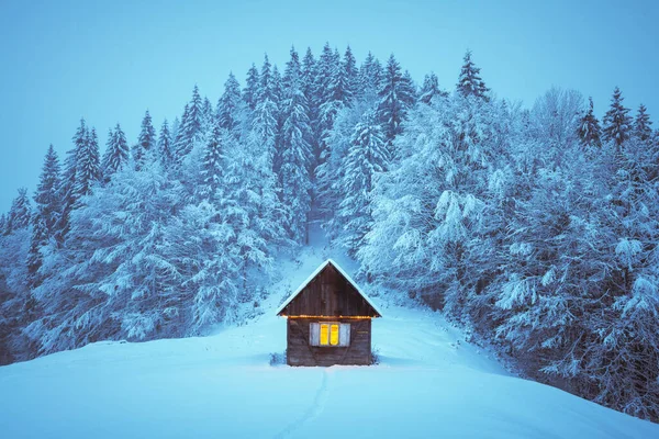 Fantastyczny Zimowy Krajobraz Świecącą Drewnianą Chatką Zaśnieżonym Lesie Przytulny Dom — Zdjęcie stockowe