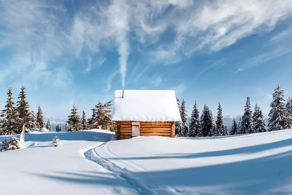 雪の山の中で煙突から木製の家や煙と幻想的な冬の風景 クリスマス休暇のコンセプト カルパチア山脈 ウクライナ ヨーロッパ — ストック写真