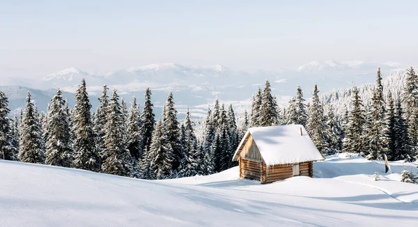 Fantastico Paesaggio Invernale Con Casa Legno Montagne Innevate Concetto Natalizio — Foto Stock