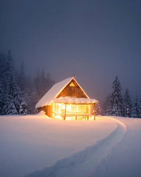 Fantástico Paisaje Invierno Con Cabaña Madera Brillante Bosque Nevado Acogedora — Foto de Stock