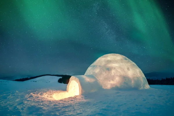 Oora Borealis 冬山的北极光 冬天的场景 明亮的极光和雪白的冰屋 景观摄影 — 图库照片