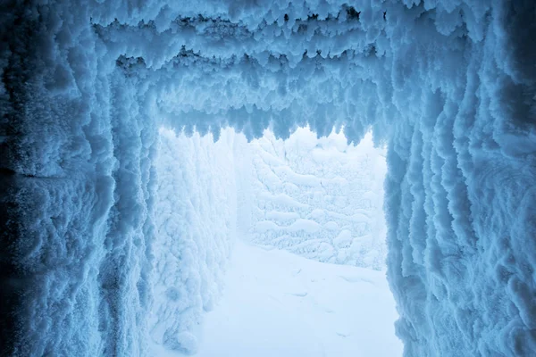 Zimowe Boże Narodzenie Tło Zamarzniętych Narośli Śniegu Suficie Ścianie Jaskini — Zdjęcie stockowe