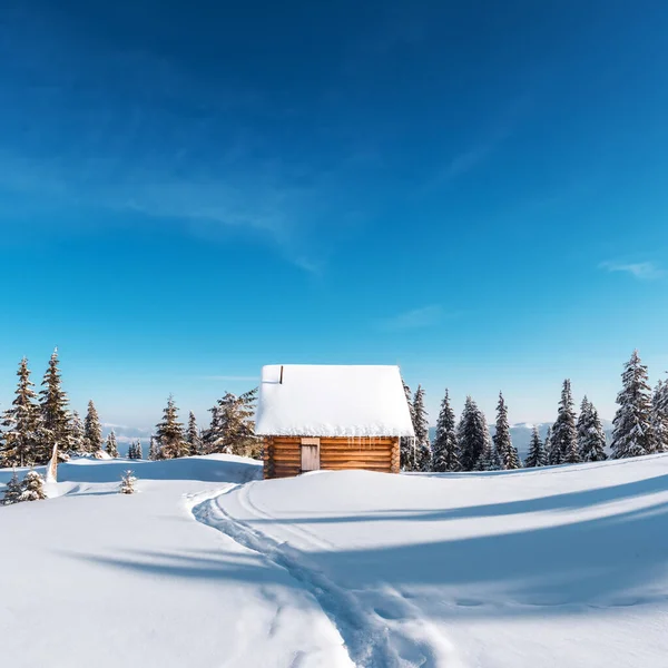 Fantástico Paisaje Invernal Con Casa Madera Montañas Nevadas Cielo Azul —  Fotos de Stock