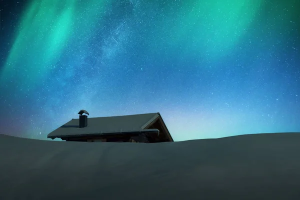 Fantastická Zimní Krajina Dřevěnou Chatou Zasněžených Horách Severním Světlem Noční — Stock fotografie
