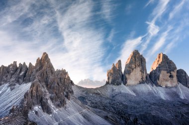 Sonbahar sezonunda Lavaredo 'nun Üç Tepesi. Ulusal Park Tre Cime di Lavaredo, Dolomite Alpleri, Trentino Alto Adige bölgesi, Sudtirol, Dolomites, İtalya