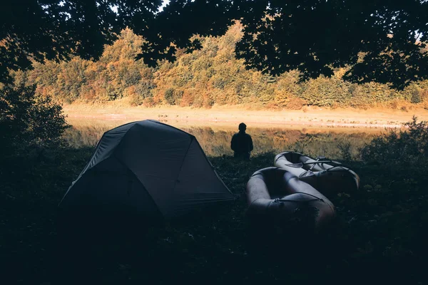 Человек Возле Своей Палатки Стаи Лесном Лагере Возле Реки Концепция — стоковое фото