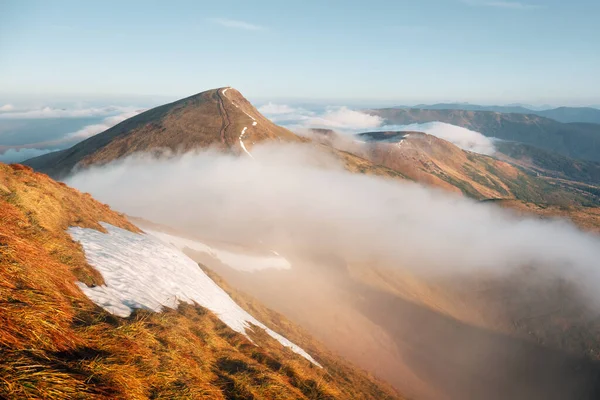 Mlhavé Jarní Hory Během Východu Slunce Horskými Štíty Protéká Měkká — Stock fotografie