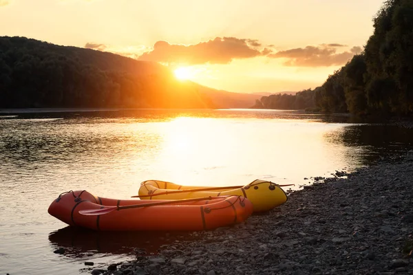Dnister川の2つのパッククラフトゴムボートと美しい風景 夕日から信じられないほどの黄金のバックライト パックラフティングとアクティブなライフスタイルのコンセプト — ストック写真