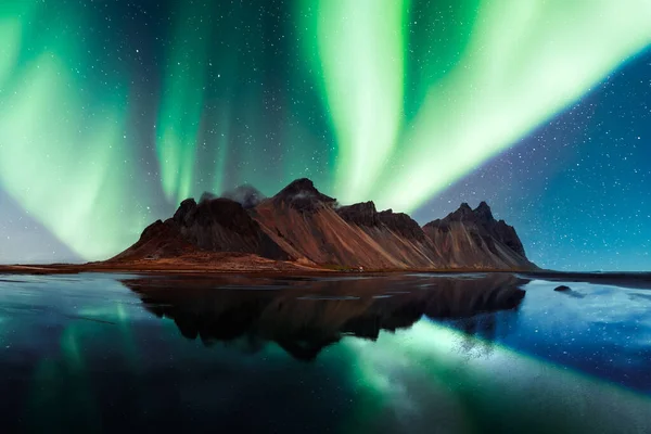 Aurora Borealis Severní Světla Nad Slavnými Pohořím Stokksnes Mysu Vestrahorn — Stock fotografie