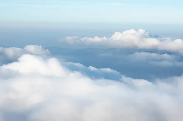 Niesamowicie Płynąca Poranna Mgła Wiosennych Górach Piękny Wschód Słońca Tle — Zdjęcie stockowe