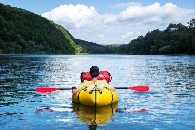Ukrayna 'da Dnister nehrinde sarı yük gemisindeki turist. Paketleme. Etkin yaşam konsepti