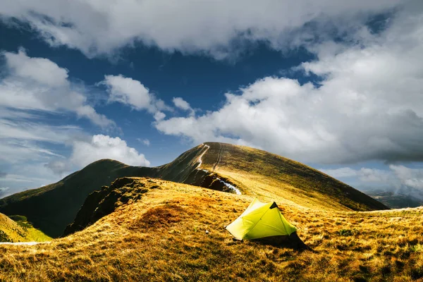 Żółty Namiot Tle Niesamowitego Górskiego Krajobrazu Błękitnym Niebem Chmurami Niesamowite — Zdjęcie stockowe
