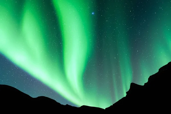 북극광 오로라의 과어두운 언덕을 별들로 — 스톡 사진