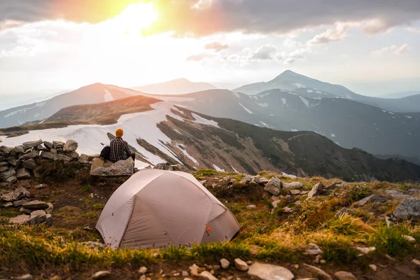 Grijze Tent Tegen Achtergrond Van Een Ongelooflijk Berglandschap Geweldige Avond — Stockfoto