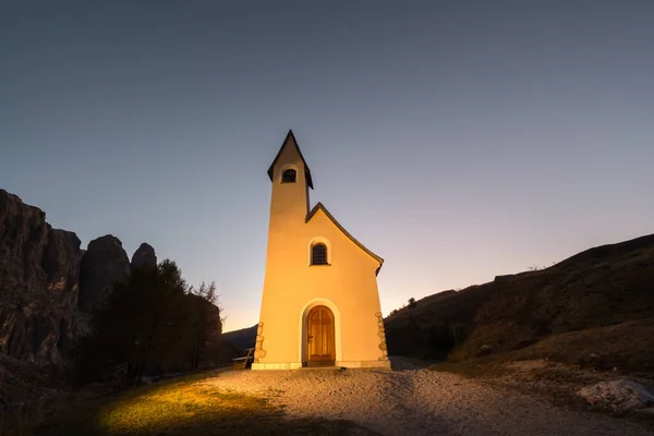 意大利多洛美斯山脉加代纳山口的小Iilluminated教堂 卡佩勒 查佩拉的风景如画 意大利白云石阿尔卑斯山清澈的夜空 景观摄影 — 图库照片