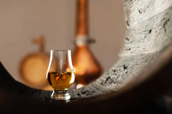 Bicchiere Whisky Una Vecchia Botte Quercia Alambicco Rame Sfondo Concetto — Foto Stock