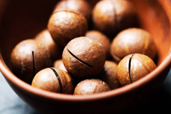 Macro Shot Dried Organic Macadamia Nuts Orange Ceramic Bowl Closeup — Stock Photo, Image
