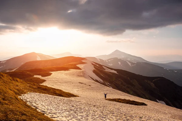 Samotny Turysta Śnieżnych Górach Podczas Niesamowitego Zachodu Słońca Dramatyczna Wiosenna — Zdjęcie stockowe