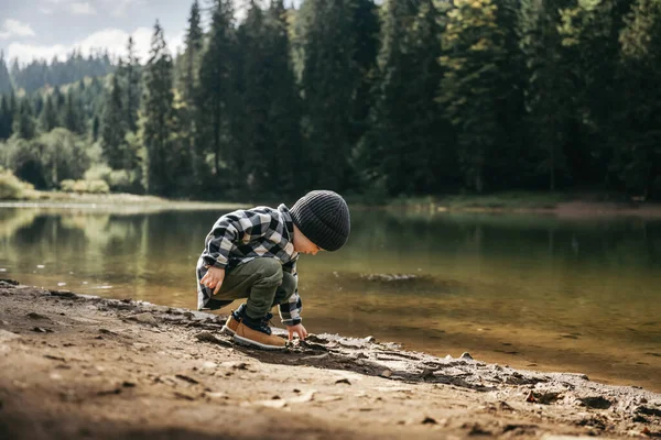 Dzieciak Bawiący Się Leśnym Brzegu Jeziora Dzieciństwo Koncepcją Miłości Natury — Zdjęcie stockowe