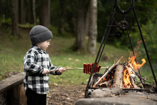 Çocuk Yaz Ormanında Kamp Ateşinde Sosis Kızartıyor Doğayı Seven Çocukluk — Stok fotoğraf