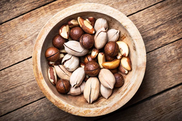 Sušené Míchané Ořechy Dřevěné Misce Detailně Macadamia Pecan Brazílie Ořechy — Stock fotografie