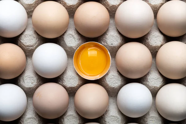Ovos Galinha Embalagem Orgânica Closeup Ovo Meio Quebrado Entre Outros — Fotografia de Stock