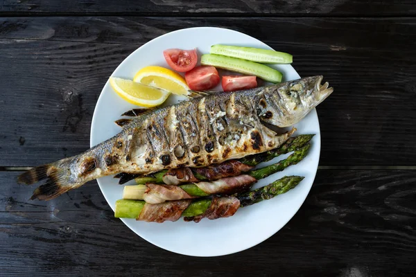 Grilled Sea Bass Fish Lemon Pieces Fresh Salad Grilled Asparagus — Stock Photo, Image