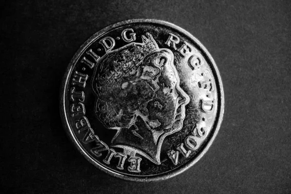 英国银币潘妮硬币与女王1便士硬币的特写与黑色 伊利沙伯二世的肖像 — 图库照片