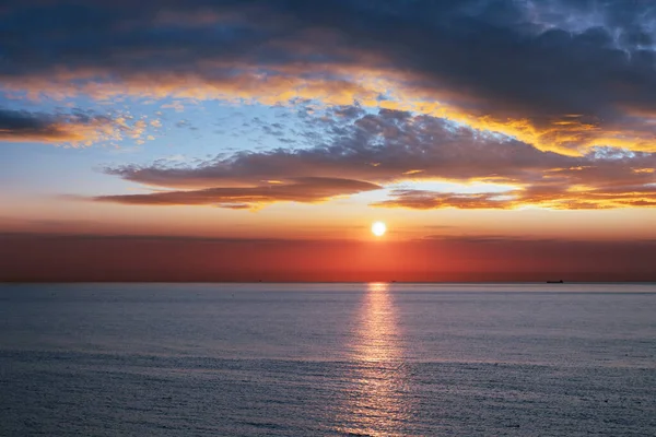 Okyanusta Gün Batımı Büyük Güneş Alacakaranlık Yumuşak Dalgalar Kırmızı Bulutlu — Stok fotoğraf