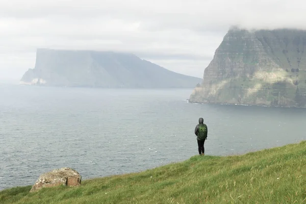 Одинокий Турист Маленького Озера Смотрит Туманные Острова Атлантическом Океане Острова — стоковое фото