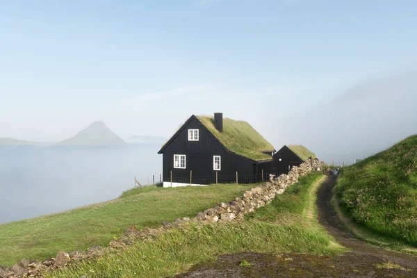 ストリーモイ島 フェロー諸島 デンマークのVelbastadur村の典型的な芝生の上の芝生の屋根を持つ家の霧の朝の景色 風景写真 — ストック写真