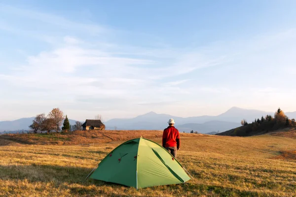 山岳キャンプのテント近くの赤いジャケットの観光客 ウクライナのカルパチア人 ウクライナ — ストック写真
