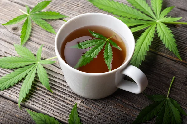 Con Hojas Cannabis Sobre Mesa Madera Hierbas Medicinales Con Marihuana — Foto de Stock