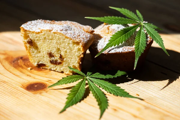 大麻とスイートカップケーキ マリファナを使ったデザートケーキ メディカルウィードでケーキを焼く フード写真 — ストック写真