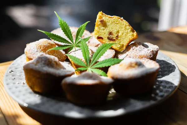 Słodkie Babeczki Marihuaną Talerzu Ciasto Deserowe Marihuaną Gotowanie Ciasta Ziołem — Zdjęcie stockowe