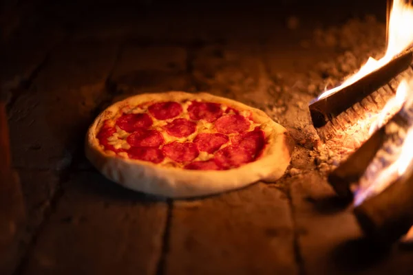 이탈리아 페퍼로니는 나무로 오븐에서 요리됩니다 불타는 근처에 뜨거운 오븐에 살라미와 — 스톡 사진