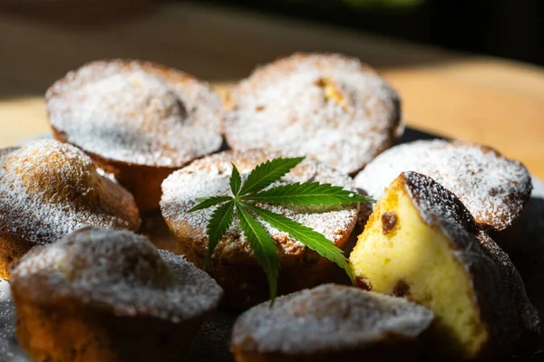Zoete Cupcakes Met Cannabis Het Bord Toetje Taart Met Marihuana — Stockfoto