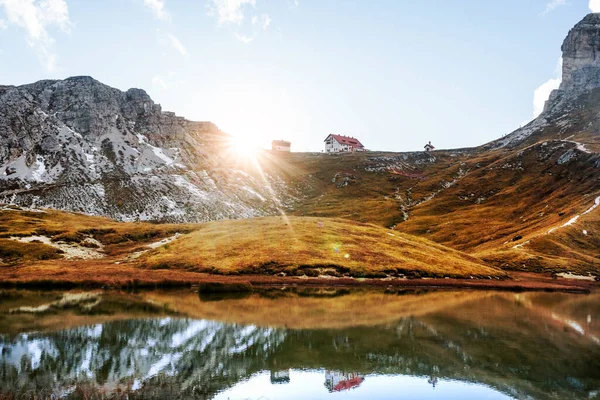 Rifugio Locatelli Reflété Dans Eau Turquoise Claire Lac Alpin Piani — Photo