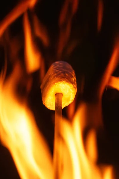 棉花糖在火中烤得很近 食品摄影 — 图库照片