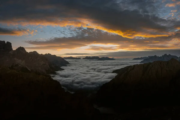美丽的日出景观 白云山上飘扬的雾气和粉红的天空 Auronzo Rifugio Tre Cime Lavaredo National Park Dolomites — 图库照片