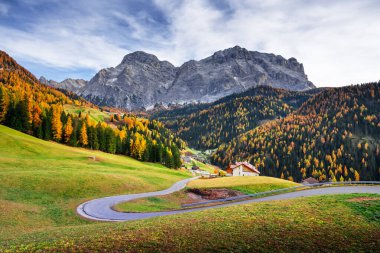 Sonbahar Dolomite Alpleri 'nde dolambaçlı bir yol. San Genesio köyünün arka planında dağlarla muhteşem manzara, Bolzano ili, Güney Tyrol, İtalya