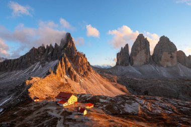 Gün batımında Dolomite Alpleri 'nde Tre Cime di Lavaredo ve Rifugio Locatelli. Lavaredo, Dolomitler, Güney Tyrol, İtalya ve Avrupa 'nın üç zirvesi. Peyzaj fotoğrafçılığı