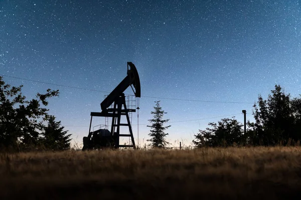 Pomp Jack Silhouet Nachtelijke Hemel Met Sterren Oliepomp Tegen Ongelooflijke — Stockfoto