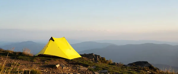 Panoramisch Uitzicht Gele Tent Tegen Achtergrond Van Herfst Berglandschap Bij — Stockfoto
